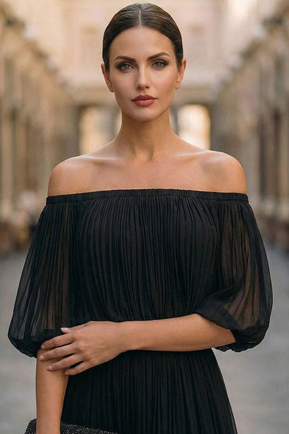 Vestido largo plisado con hombros descubiertos