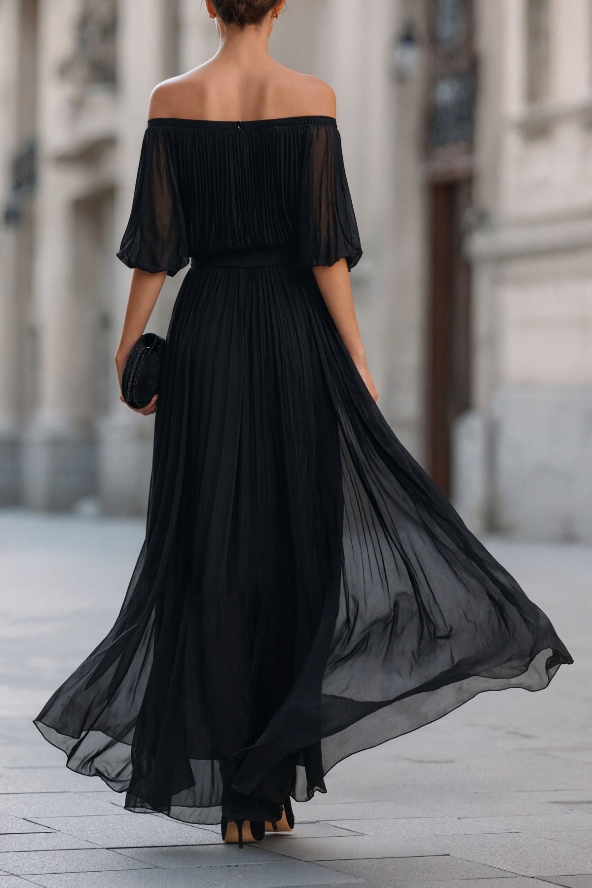 Vestido largo plisado con hombros descubiertos