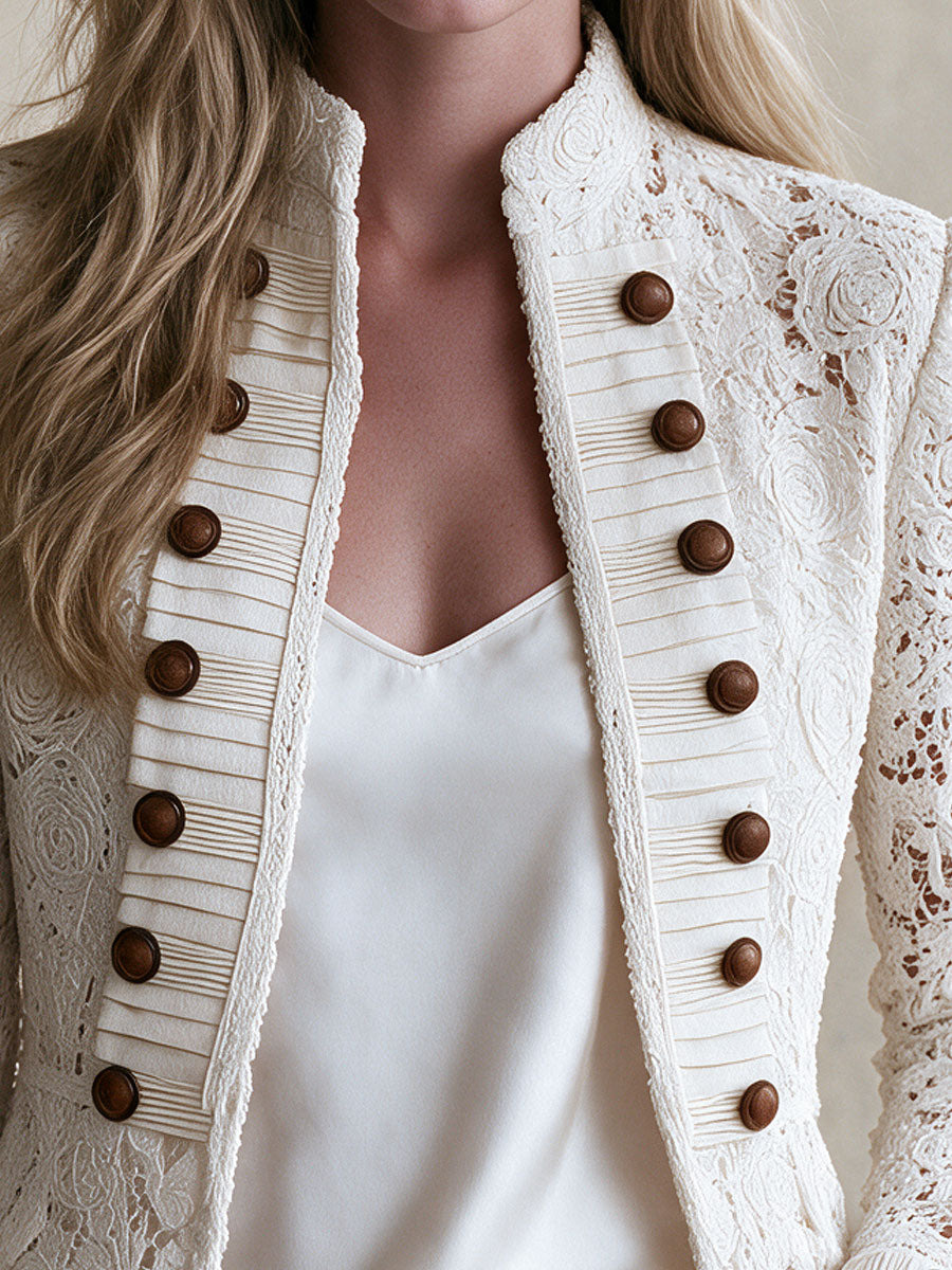 Lucille | Veste Rétro Blanche en Dentelle à Col Montant et Double Boutonnage