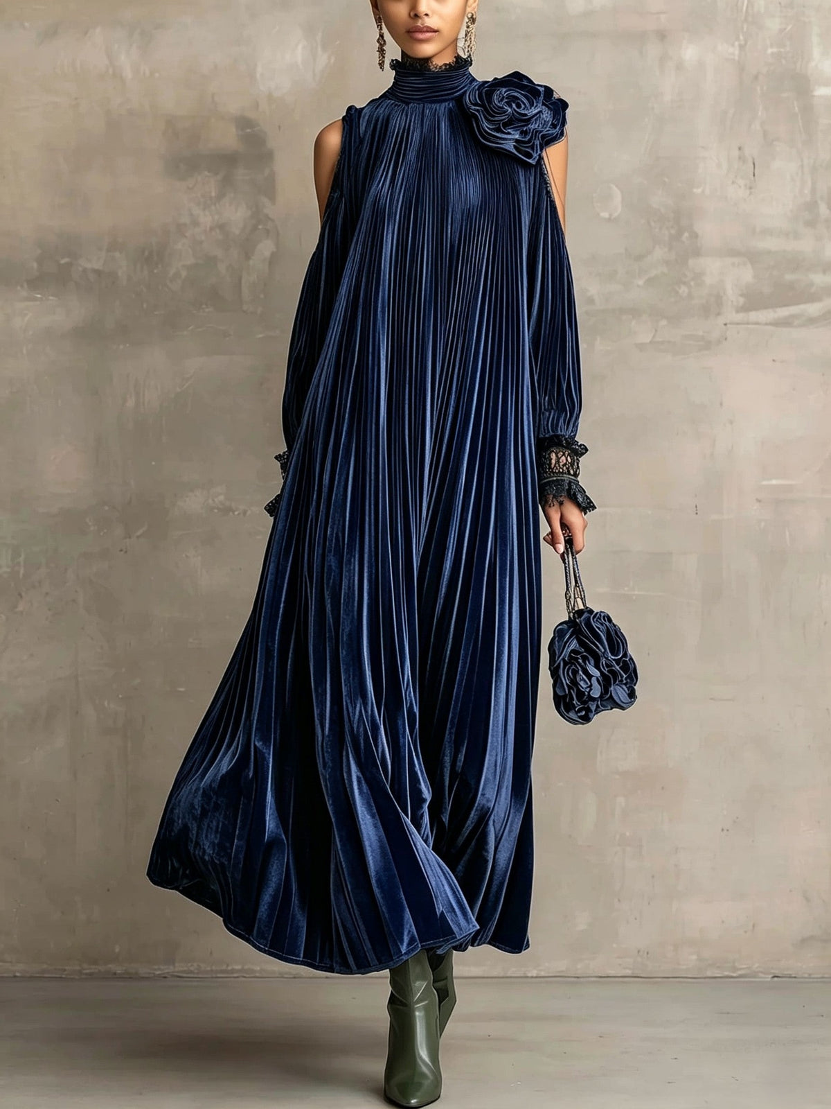 Josephine | Robe Longue Plissée à Rose sur l’Épaule